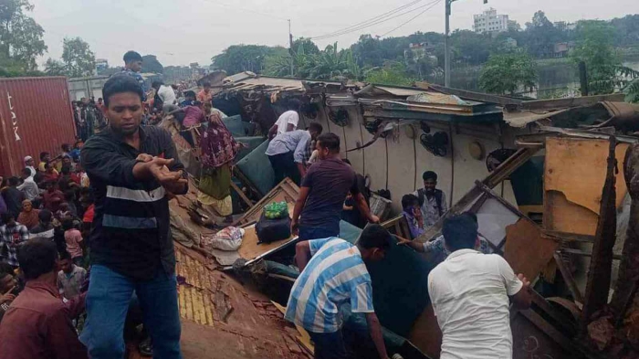 কিশোরগঞ্জের ভৈরবে যাত্রীবাহী ট্রেন  দুঘর্টনা